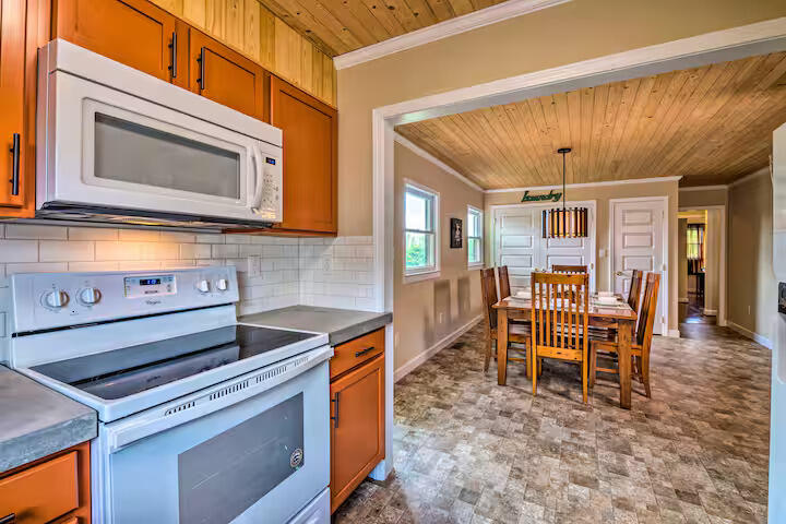 Dining Room &amp; Kitchen